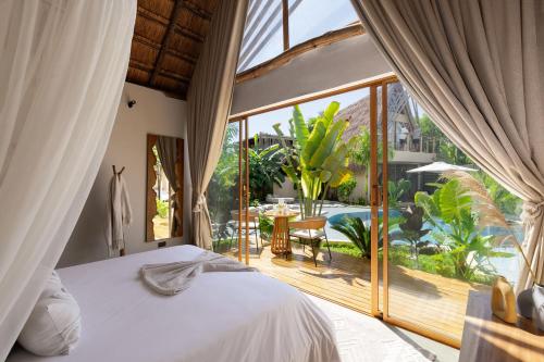 En eller flere senge i et værelse på VelaNova Paradise - HotelRetreat