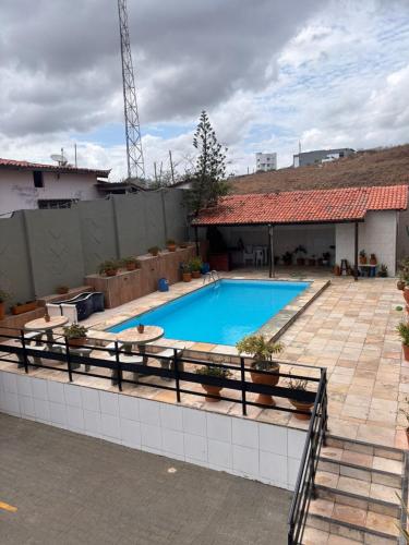 een zwembad in de achtertuin van een huis bij Apto Mobiliado próximo à praia in Caucaia