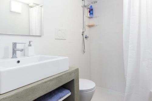 カポリーヴェリにあるI Chioppi 6 - Goelbaのバスルーム(洗面台、トイレ、シャワー付)