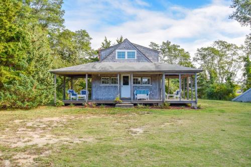 Vườn quanh Private beach access Wrap around porch