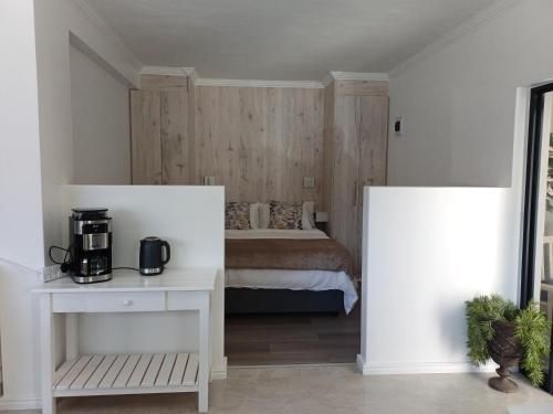 - une chambre avec un lit et une cafetière sur une table dans l'établissement Cosy comfort, à George