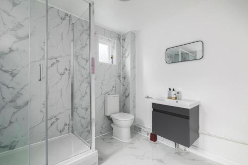 a bathroom with a shower and a toilet and a sink at Camden Central 4-Bedroom Flat -12 Guests in London
