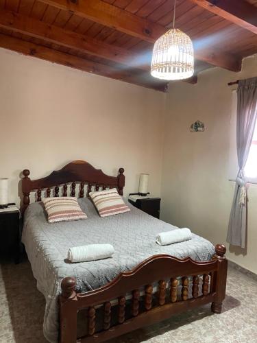 een slaapkamer met een groot bed met twee kussens bij Departamento Ayllu IV in Tilcara