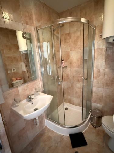 un homme prenant une photo d'une douche dans une salle de bains dans l'établissement Pamporovo Apartment 314 The Castle 3, à Pamporovo