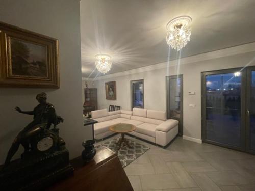 een woonkamer met een bank en een tafel. bij Dom Berry 