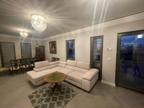 een woonkamer met een witte bank en een tafel bij Dom Berry 