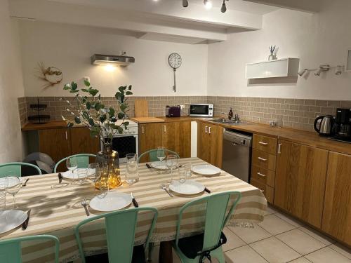 Kuchyň nebo kuchyňský kout v ubytování Maison de charme à 2kms de la mer