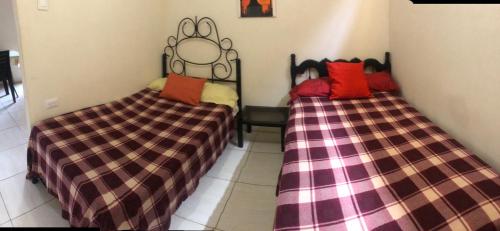 En eller flere senge i et værelse på Hospedaje Maluli 02