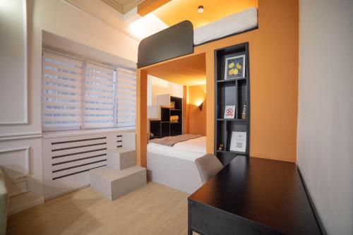 una camera da letto con un letto e una scrivania in una stanza di SoulNest Apartments a Sarajevo