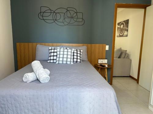 een slaapkamer met een bed met twee handdoeken erop bij Espaço completo Bauru in Bauru