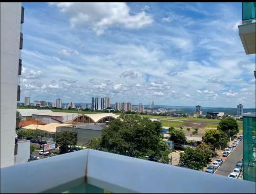 een balkon met uitzicht op de stad bij Espaço completo Bauru in Bauru