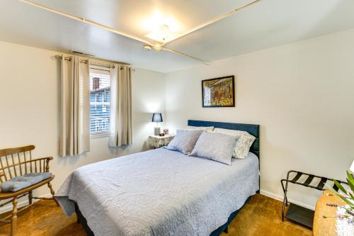 een slaapkamer met een bed, een stoel en een raam bij Walk to Shops and Eats Apt in Downtown Elizabeth in Clairton