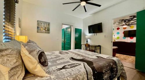 una camera da letto con un letto e un ventilatore a soffitto di The Venue a Lubbock