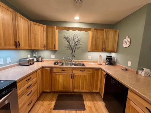 Køkken eller tekøkken på Minocqua Lake Condo B7