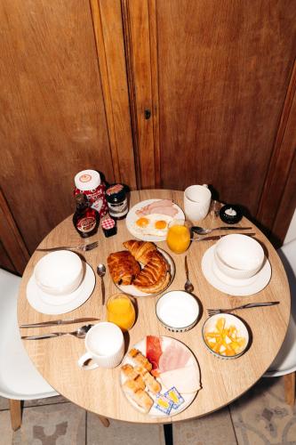einem Holztisch mit Frühstückszutaten darauf in der Unterkunft Maison Le Catelier in Le Catelier