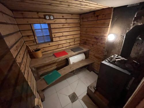 an overhead view of a bathroom in a log cabin at Ader puhkemaja in Kogula