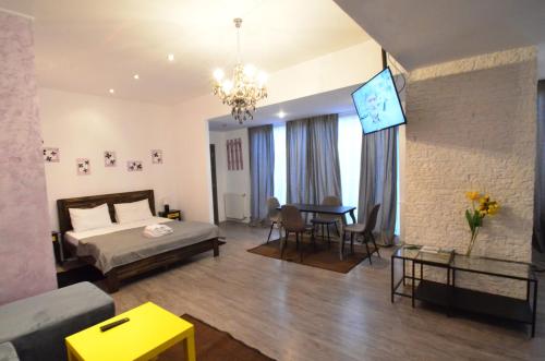 ein Wohnzimmer mit einem Bett und ein Esszimmer in der Unterkunft Mosilor Apartments in Bukarest