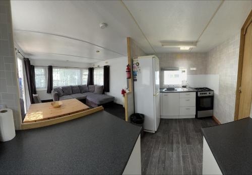 eine Küche und ein Wohnzimmer eines Wohnmobils in der Unterkunft Southview Holiday Park in Winthorpe