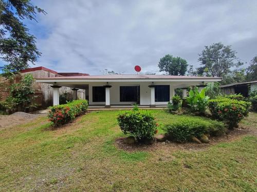 una casa con un palloncino rosso sopra di River House San Jose a Sarapiquí