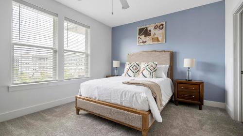 een slaapkamer met een groot bed en twee ramen bij Landing Chic 1BD Pool Gym in Black Horse Run