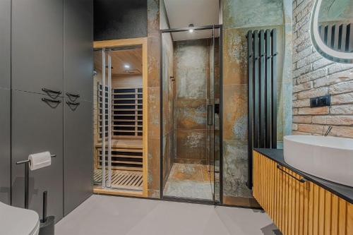 Et badeværelse på Calm Sauna & Jacuzzi by OneApartments