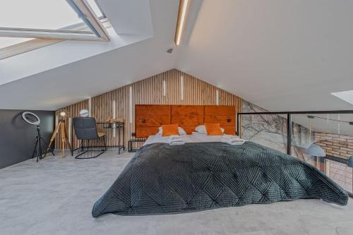 En eller flere senge i et værelse på Calm Sauna & Jacuzzi by OneApartments