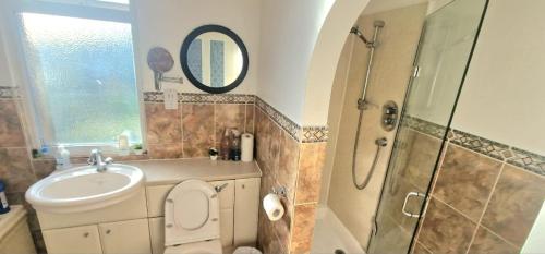 een badkamer met een toilet, een wastafel en een douche bij Premium Stay Experience in Bristol