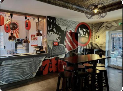 een eetkamer met een tafel en stoelen in een restaurant bij Old Grey Mare in York