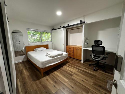 En eller flere senge i et værelse på 2 Private Bedroom in a Shared 3 Bedroom Condominum