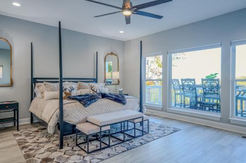 een slaapkamer met een bed en een plafondventilator bij Catawba Falls Manor in Ridgecrest