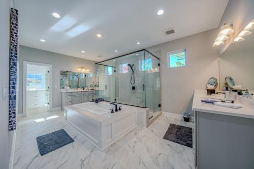 een witte badkamer met een bad en een douche bij Catawba Falls Manor in Ridgecrest