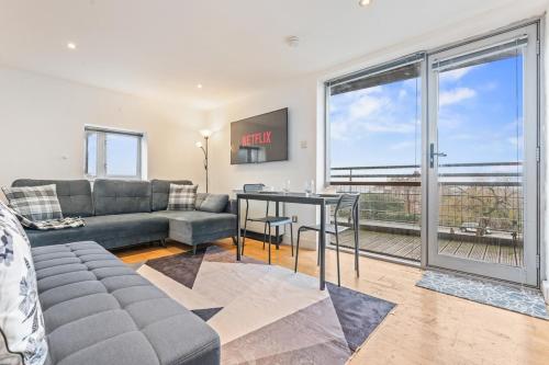 a living room with a couch and a table at 2Bed Apt in City Centre With Free parking Sleeps 9 in Nottingham
