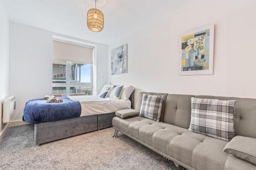 a living room with a couch and a bed at 2Bed Apt in City Centre With Free parking Sleeps 9 in Nottingham