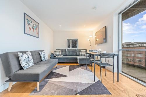 a living room with a couch and a table at 2Bed Apt in City Centre With Free parking Sleeps 9 in Nottingham