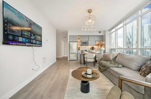 ein Wohnzimmer mit Sofa und Tisch in der Unterkunft 40th Fl Designer Lakeview 2BR PATH & Union Access in Toronto
