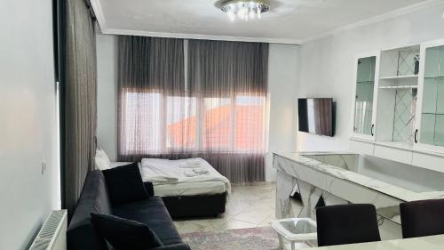 een woonkamer met een bank en een ligbad bij WHİTE ROSE VİLLA Jakuzili ve Isıtma Havuzlu in Sapanca