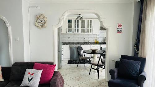 een woonkamer met een bank en een tafel bij WHİTE ROSE VİLLA Jakuzili ve Isıtma Havuzlu in Sapanca