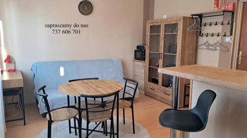 een keuken met een tafel en stoelen in een kamer bij przy Zamku Ryn in Ryn