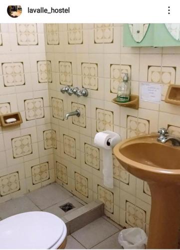 a bathroom with a toilet and a sink at Hostería Don Atilio in Posadas