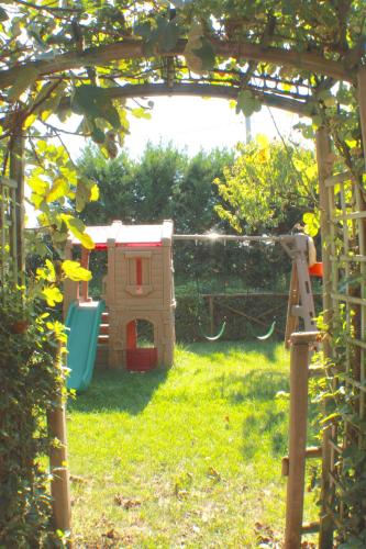 a backyard with a toy house and a playground at Residenza Porta Guelfa in Bevagna