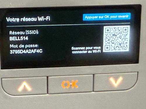 een computerscherm bovenop een toetsenbord bij Cé La Vie in Québec