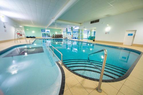 ein großes Schwimmbad in einem großen Gebäude in der Unterkunft Southview Holiday Park in Winthorpe