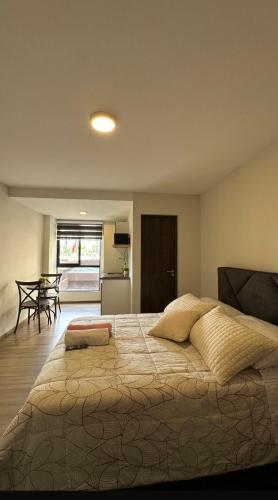 a bedroom with a large bed in a room at Suite Prado-PC0n Garant1a in Cochabamba