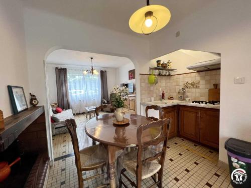 een keuken en eetkamer met een tafel en stoelen bij La sapinette in Quillan