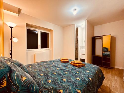 ein Zimmer mit einem Bett mit Handtüchern darauf in der Unterkunft Comme chez soi - Emplacement #1 et Grand Confort in Feurs