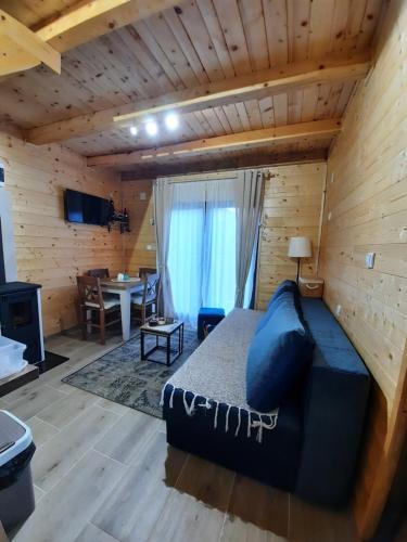 een kamer met een bed en een woonkamer met een tafel bij Vikendica Neven 3 in Popovići
