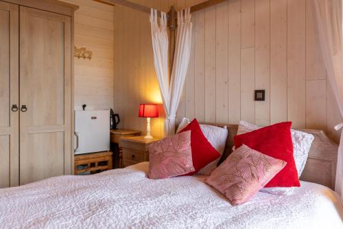 Rúm í herbergi á B&B De Leestjespolder