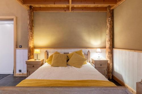 een slaapkamer met een groot bed met gele kussens bij B&B De Leestjespolder in Moerkerke