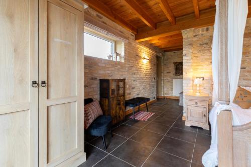 een kamer met een bed, een bureau en een raam bij B&B De Leestjespolder in Moerkerke