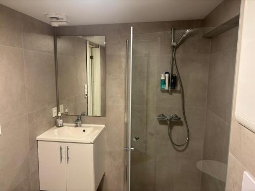 Et badeværelse på Family friendly apartment with parking